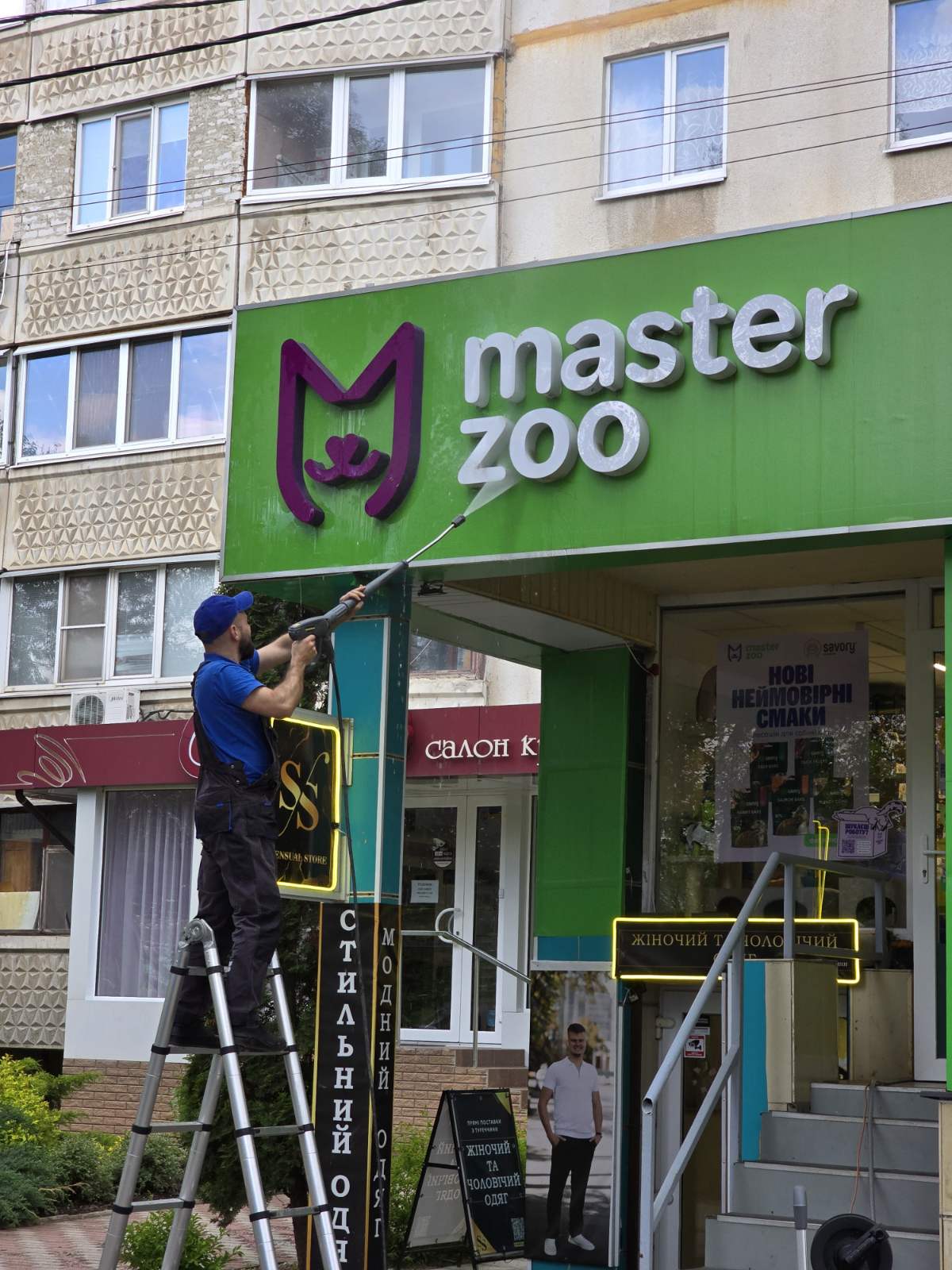 Facade and signboard cleaning